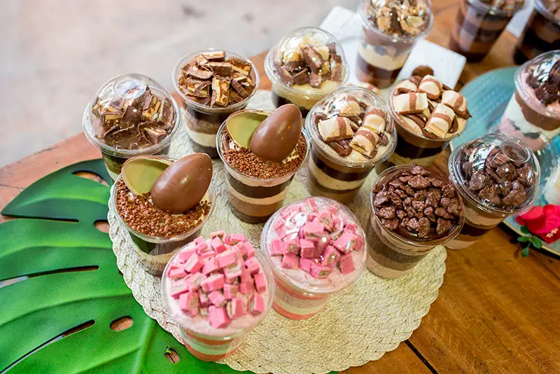 Receitas e montagens de sobremesas em taças — curso de confeitaria