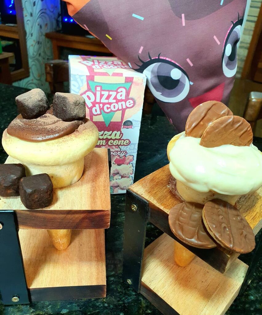 Pizza cone com diferentes ingredientes e apresentação do produto