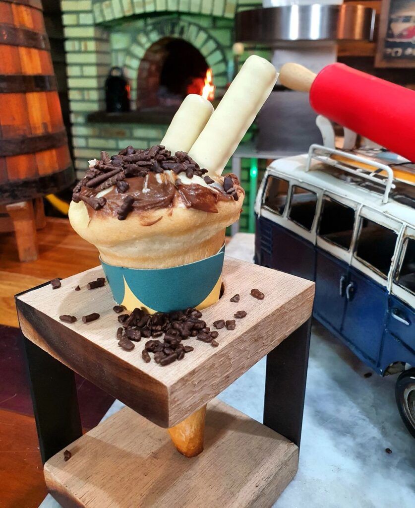 Pizza cone recheada em apresentação para delivery
