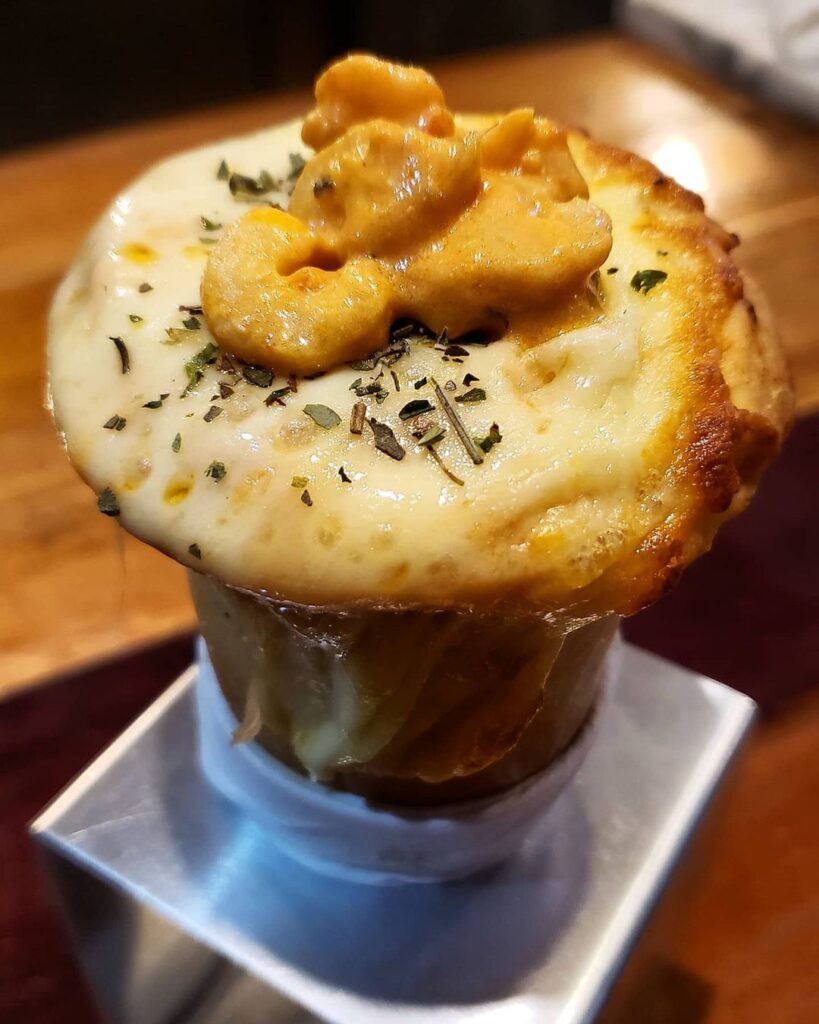 Pizza cone assada com recheio e queijo derretido