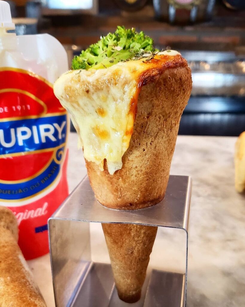 Pizza cone em preparação com recheio salgado