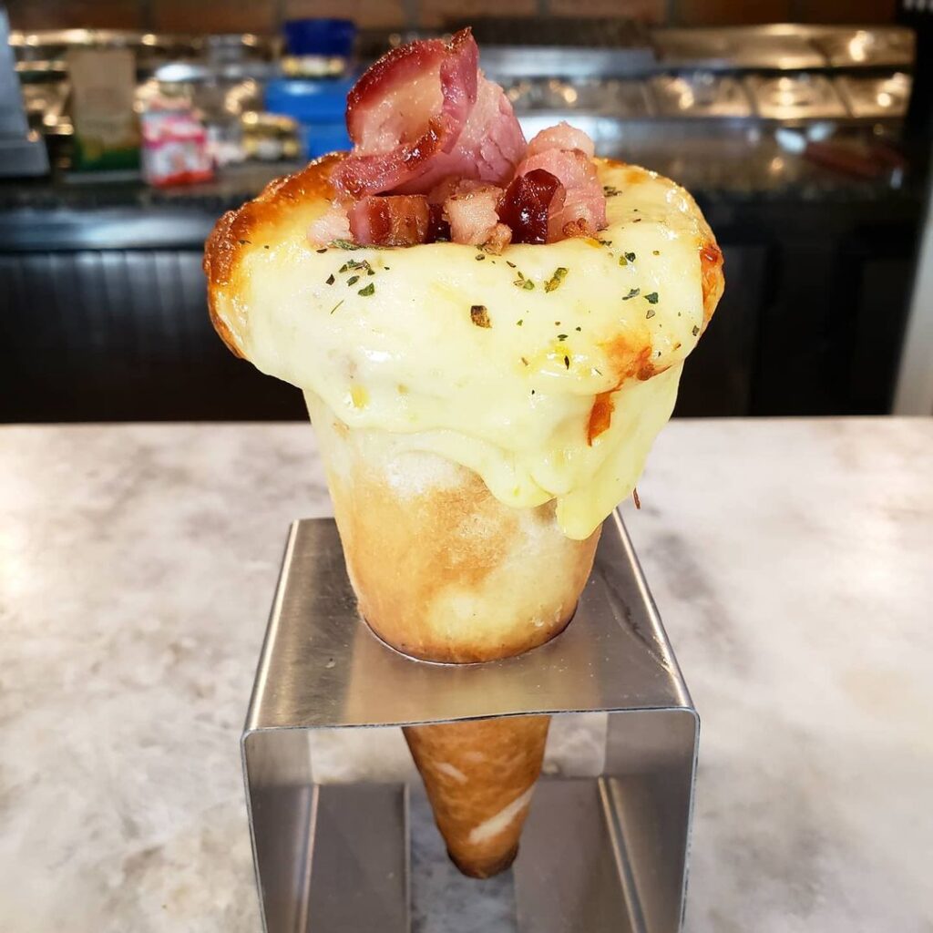 Cone de pizza recheado apresentado pronto para consumo