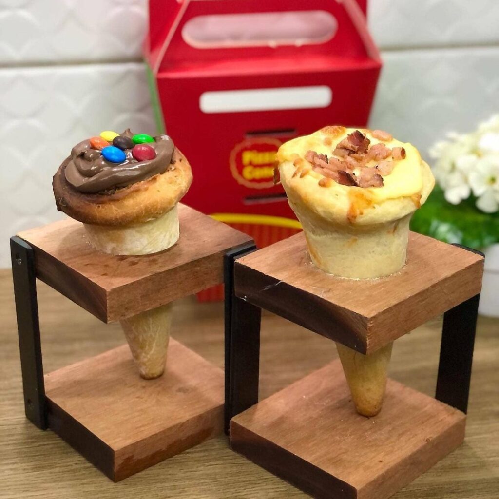 Pizza cone servida com recheio salgado e queijo
