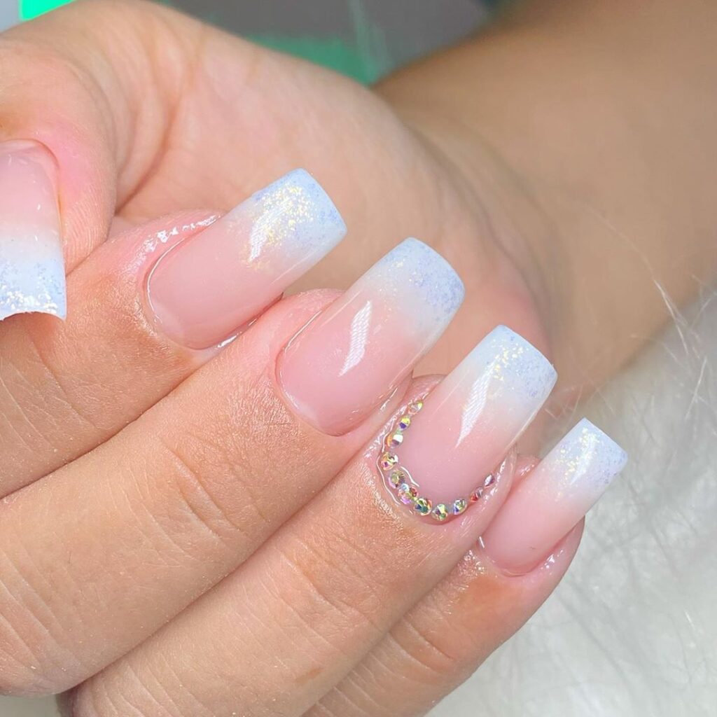 Unhas decoradas com técnica de Nail Art Babyboomer