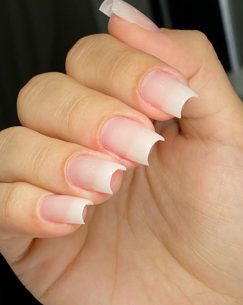 Alongamento de unhas com curvatura em C e efeito Slim