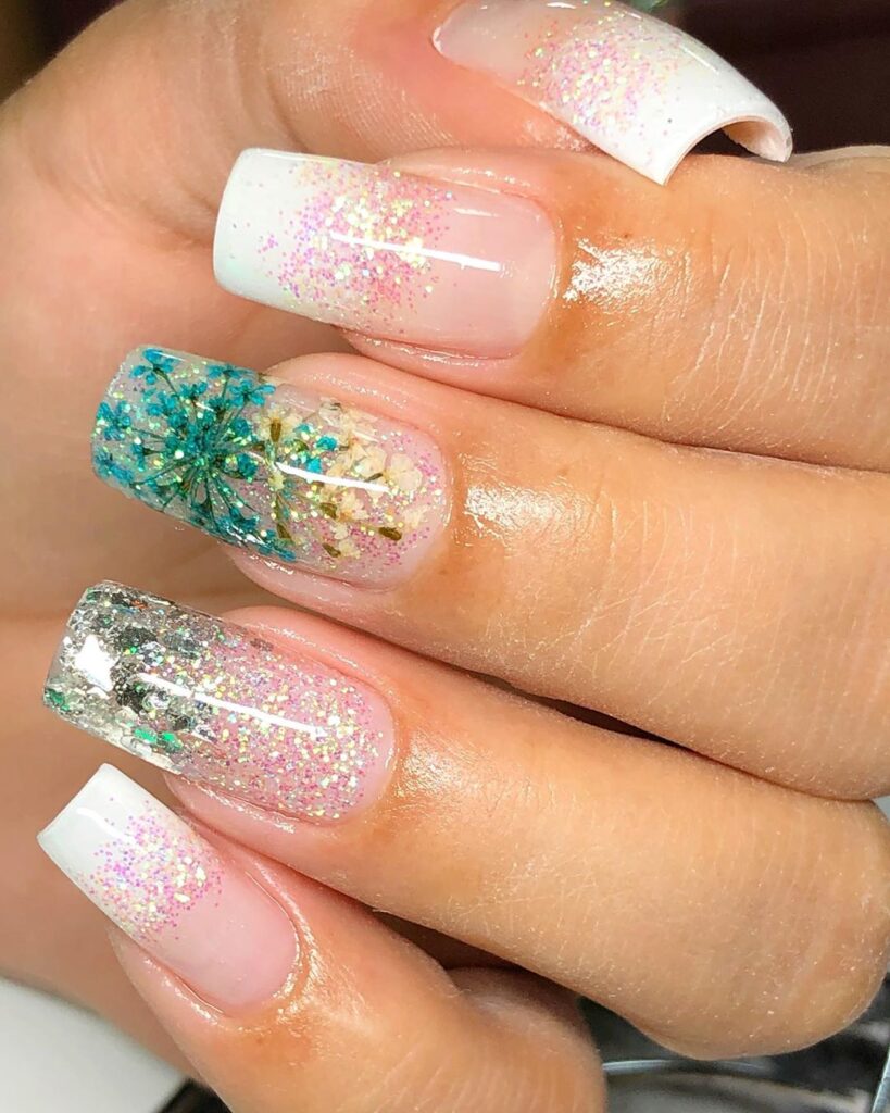 Unha encapsulada com flor seca em decoração Nail Art