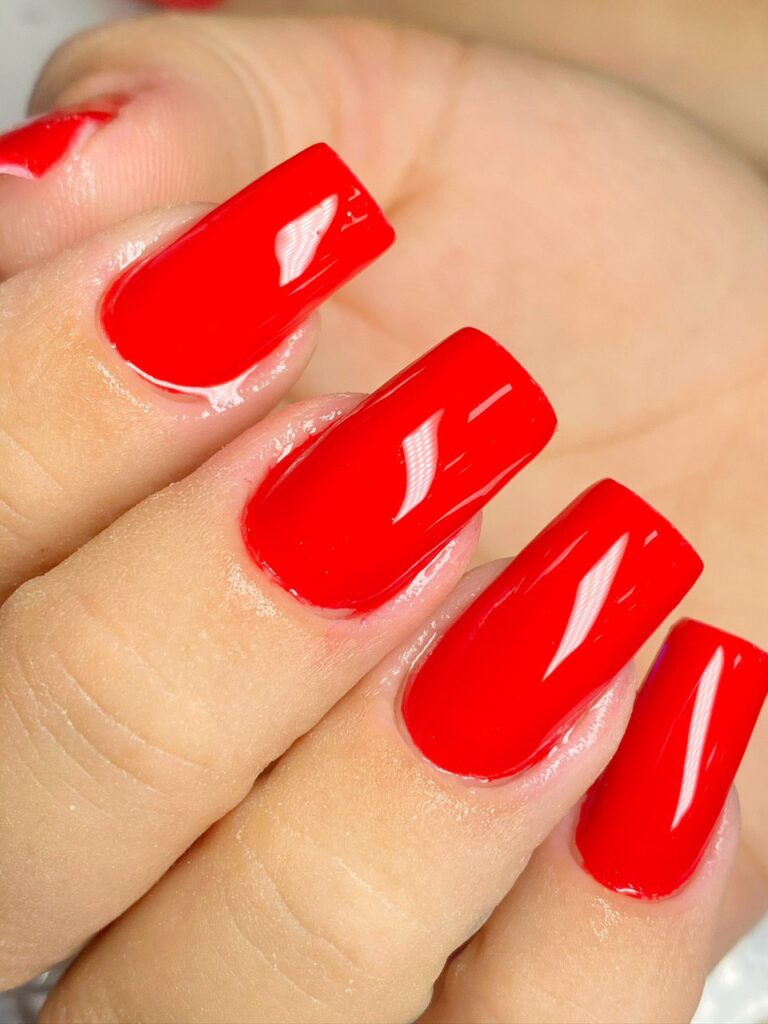 Esmaltação em gel aplicada em unhas alongadas