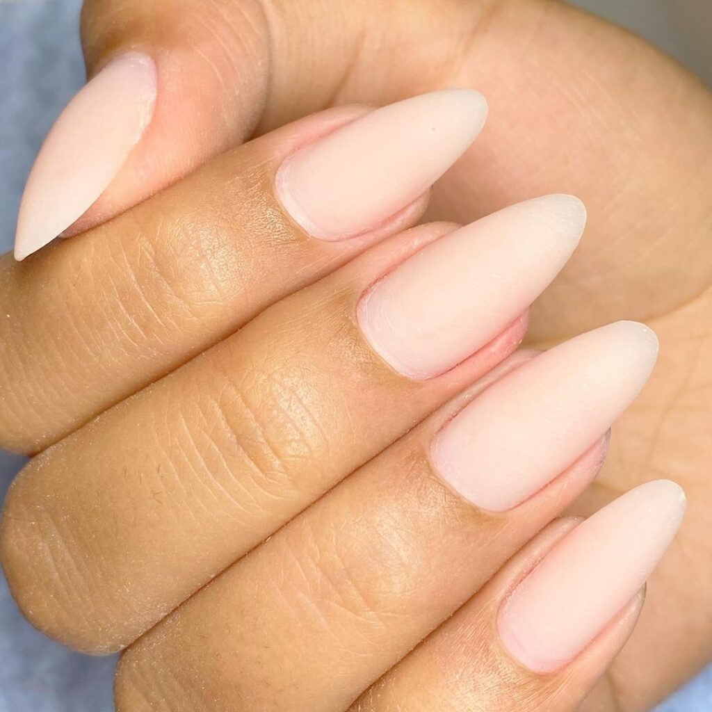 Unhas alongadas no formato Almond para Designer de Unhas