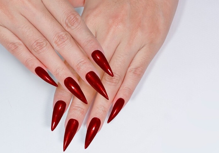 Alongamento de unhas no formato Stiletto