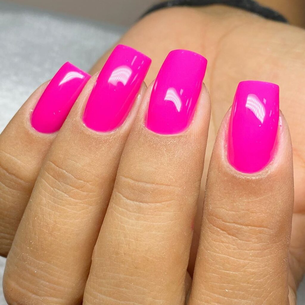 Unhas blindadas com técnica de esmaltação em gel