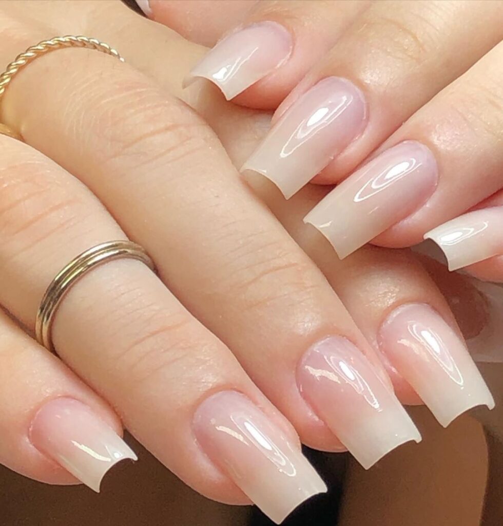 Alongamento de unhas com acabamento de aparência natural
