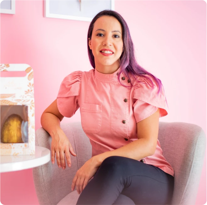Nery Mollina, criadora do treinamento de morango do amor, sentada em ambiente de confeitaria